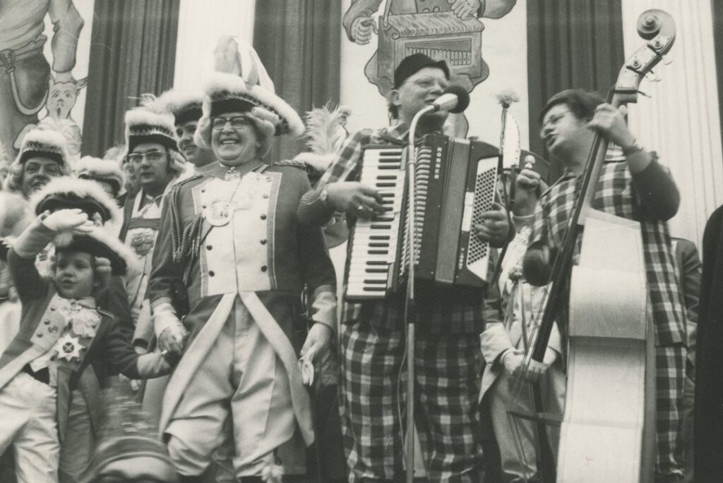 Präsident Willi Ball auf dem Wilhelmplatz mit Toni und Helmut Steingass 1972